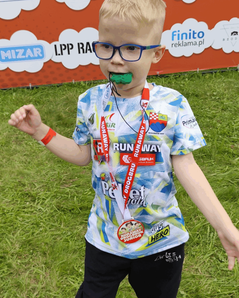 mały chłopiec z medalem